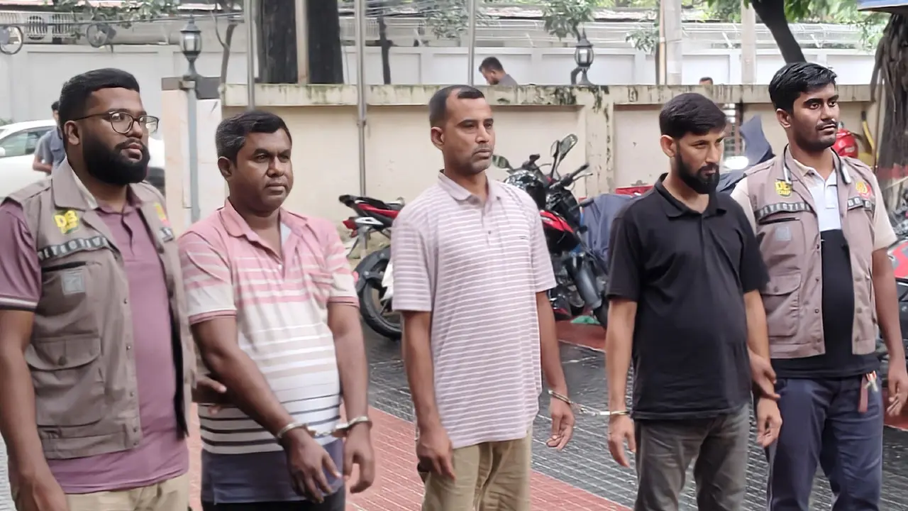 রাজধানীতে ডিবির পৃথক অভিযানে অস্ত্র, মাদক ও গুলিসহ গ্রেপ্তার ৭