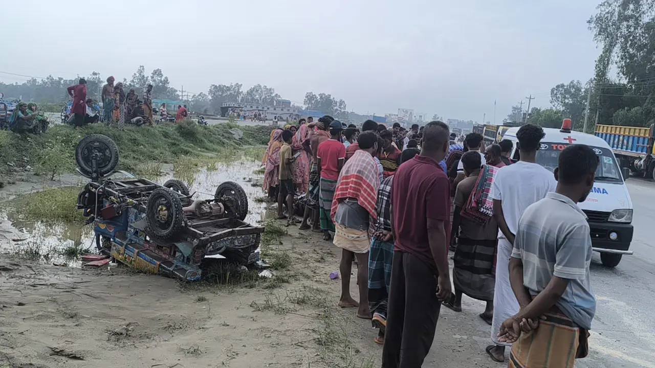 সিরাজগঞ্জে বাসচাপায় প্রাণ গেল অটোরিকশার যাত্রী মা-ছেলের