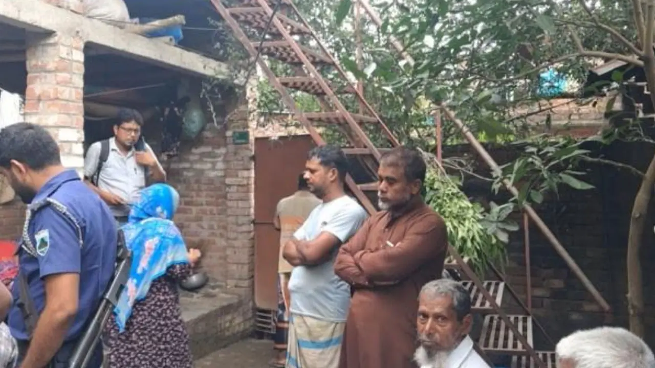 বৃষ্টিতে বিদ্যুতায়িত হয়েছিল মই, ফুফুকে বাঁচাতে গিয়ে প্রাণ গেল মা-মেয়ের