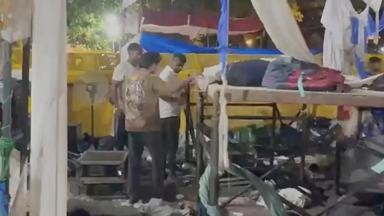 চলে গেছেন সব আন্দোলনকারী, ভেঙে ফেলা হচ্ছে দিল্লির বিক্ষোভস্থলের মঞ্চ