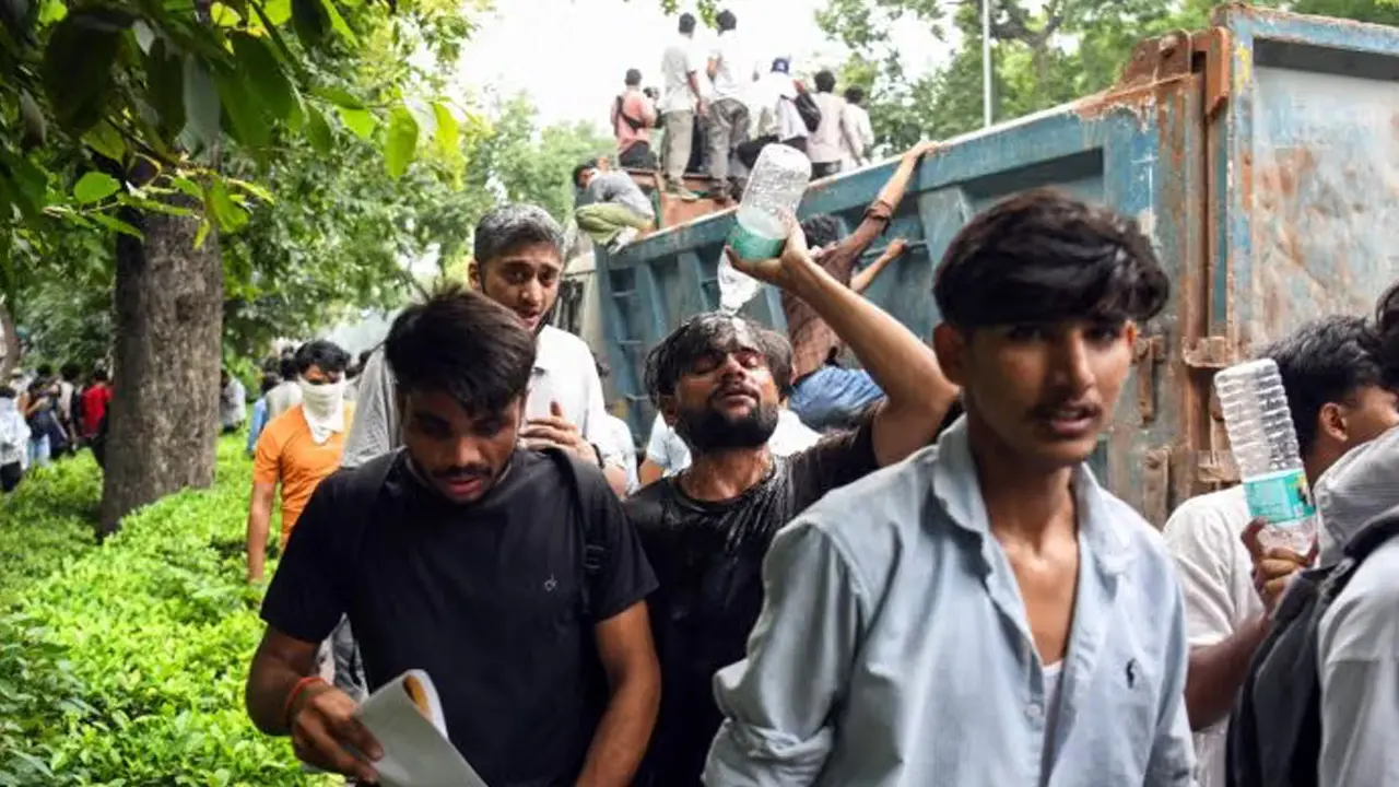 দিল্লির বিক্ষোভকারীদের জন্য পানির বোতল-রুটি-সবজি নিয়ে গেছেন সাধারণ মানুষ