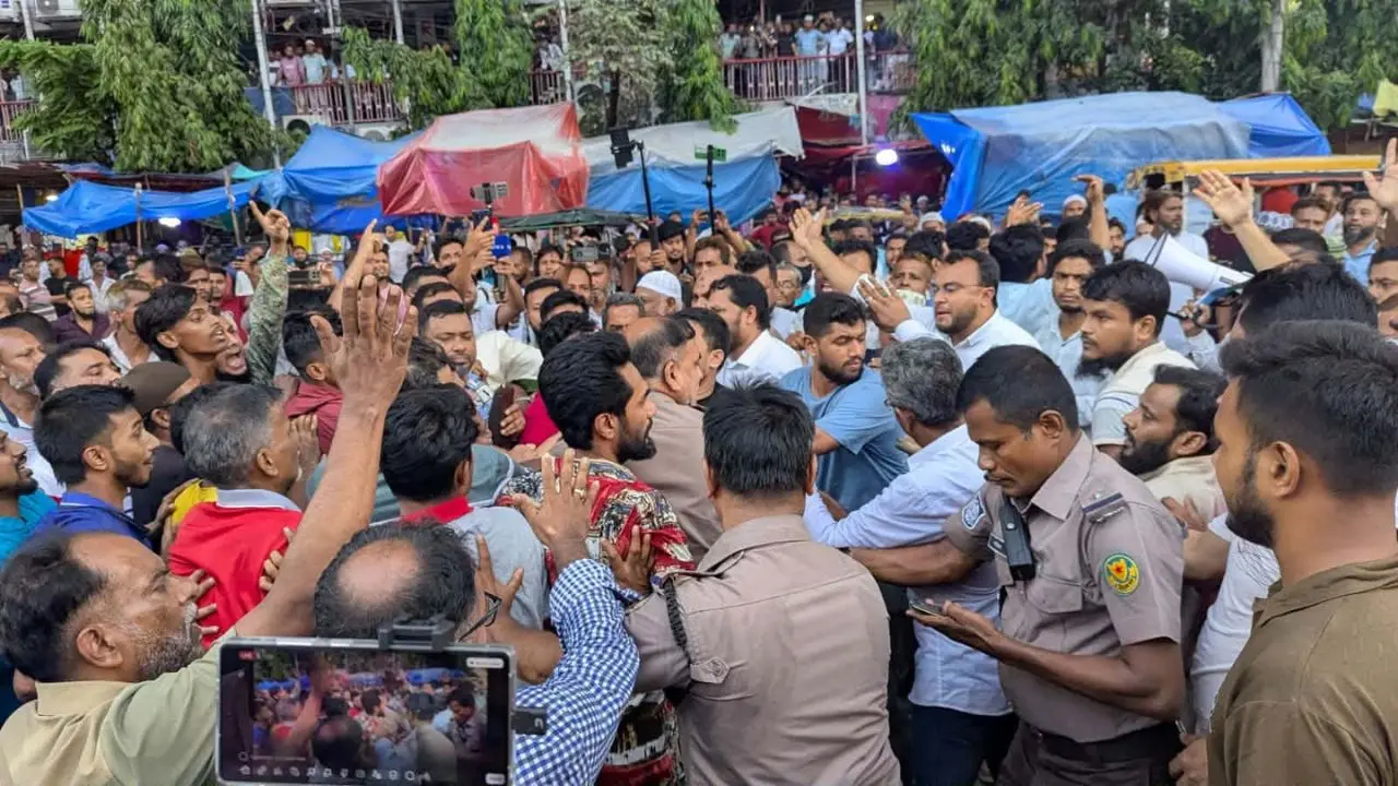 গুলিস্তানে জামায়াতের মিছিলে হামলা, বিএনপির বিরুদ্ধে বিক্ষোভ