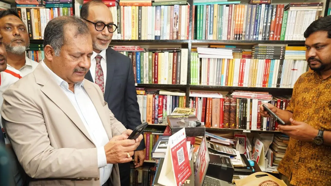 ‘বাংলা কিউআর’ কোড স্ক্যান করে ক্যাশলেস প্রযুক্তিতে বই কিনলেন তথ্যমন্ত্রী
