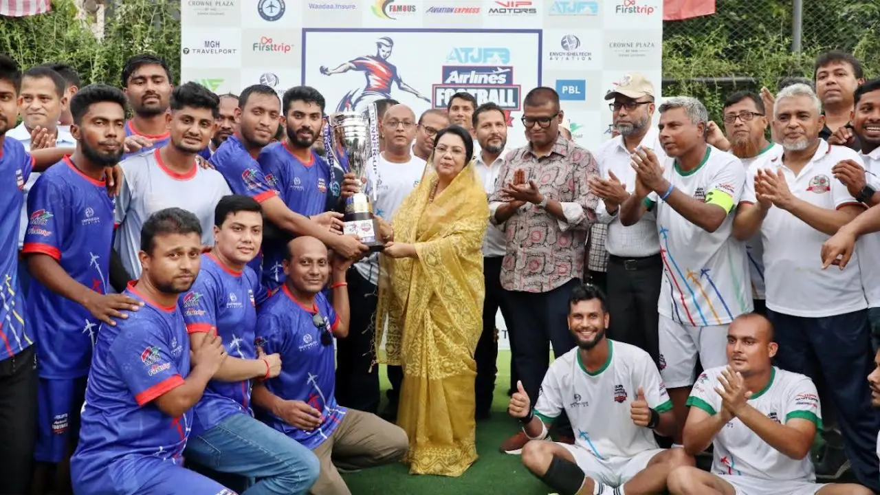 এয়ারলাইন্স ফুটবল চ্যাম্পিয়নশিপের ট্রফি উঠল বিমান বাংলাদেশের হাতে