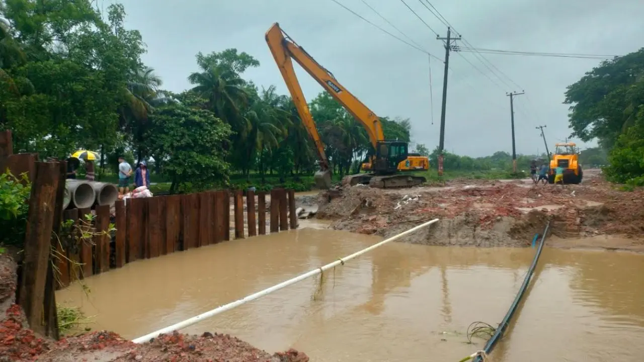 ভারী বর্ষণে সড়ক ভেঙে যোগাযোগ বিচ্ছিন্ন আনোয়ারা, ২০ ঘণ্টা নেই বিদ্যুৎ