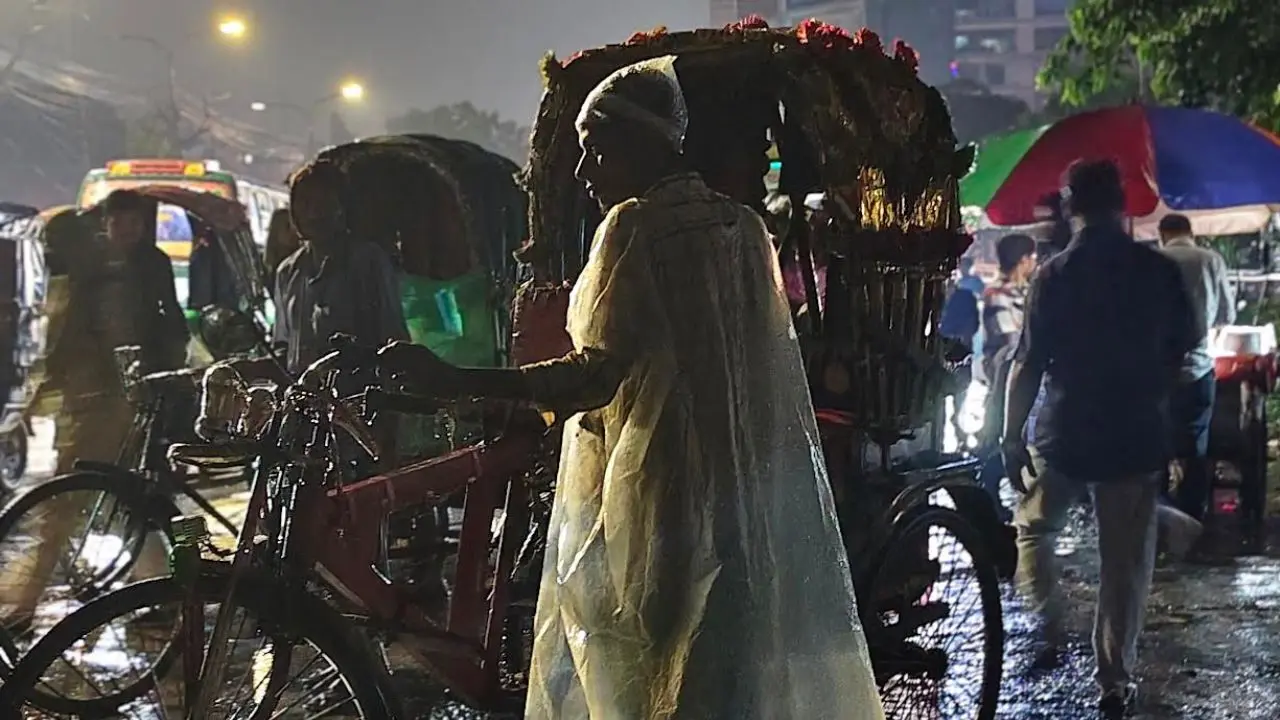 কিস্তির চাপ আর পেটের দায় : বৃষ্টি মাথায় নিয়েই সড়কে রিকশাচালকরা