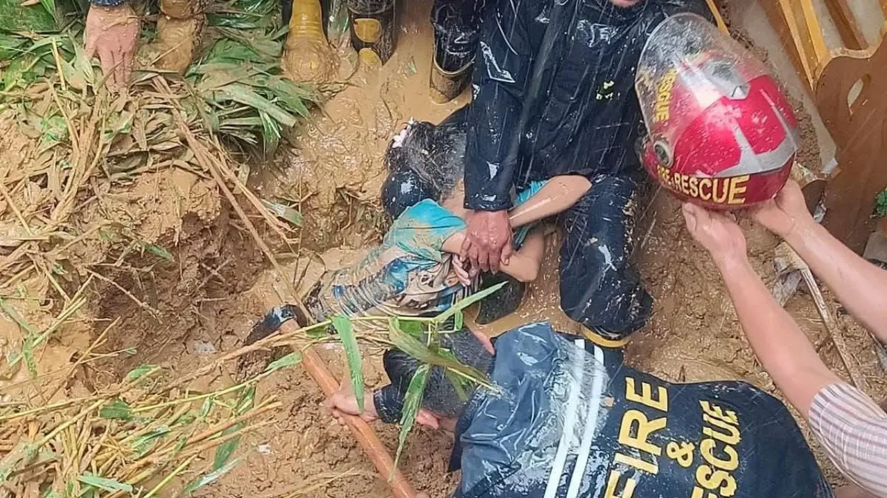 চট্টগ্রামে পাহাড়ধসে মাটিচাপায় কিশোরীর মৃত্যু