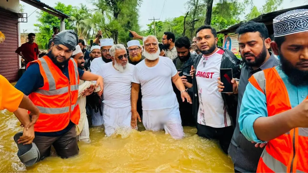 বন্যাদুর্গত চট্টগ্রামে জামায়াত আমির, ক্ষতিগ্রস্তদের মাঝে ত্রাণ বিতরণ