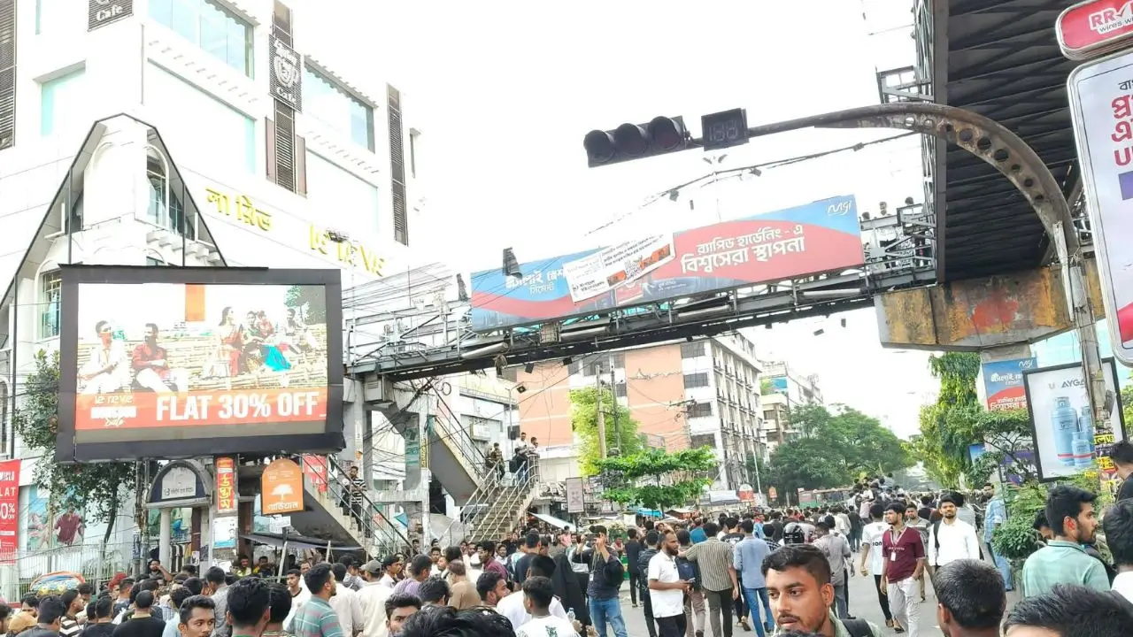 এবার সায়েন্সল্যাব থেকে সংসদ অভিমুখে আন্দোলনরত শিক্ষার্থীরা