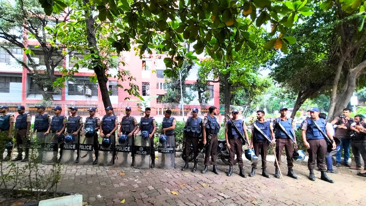 শিক্ষা ভবনের সামনে নিরাপত্তা জোরদার, জড়ো হচ্ছেন শিক্ষার্থীরা