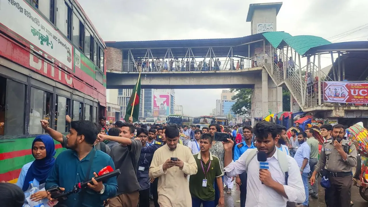 উত্তরা থেকে সচিবালয় অভিমুখে শিক্ষার্থীরা