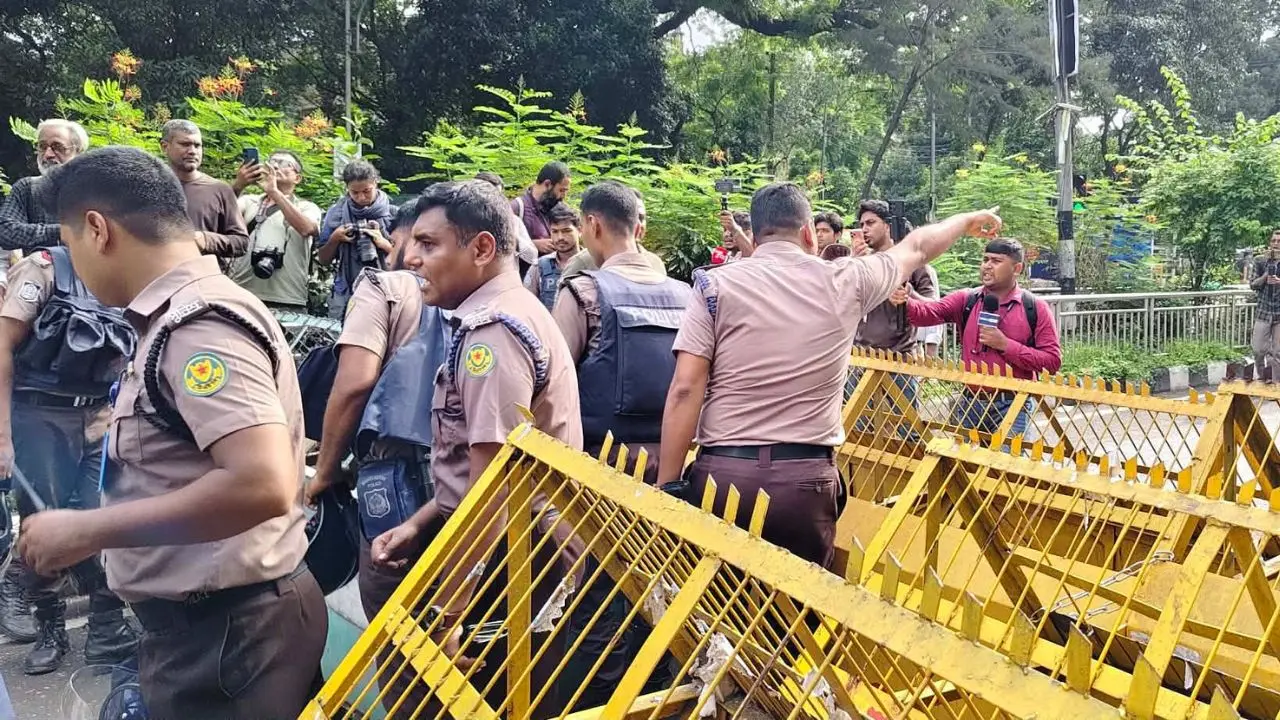 সচিবালয় অভিমুখী সড়ক বন্ধ করে দিলো পুলিশ