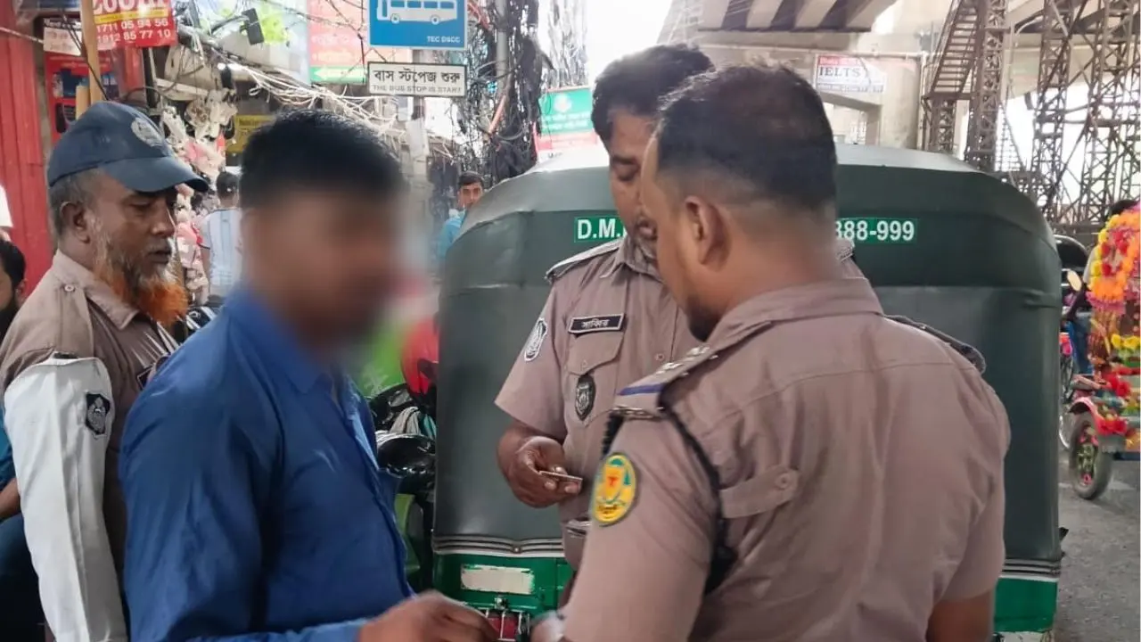 দায়িত্ব পালনে ট্রাফিক সার্জেন্টকে বাধা, সিএনজি চালক গ্রেপ্তার