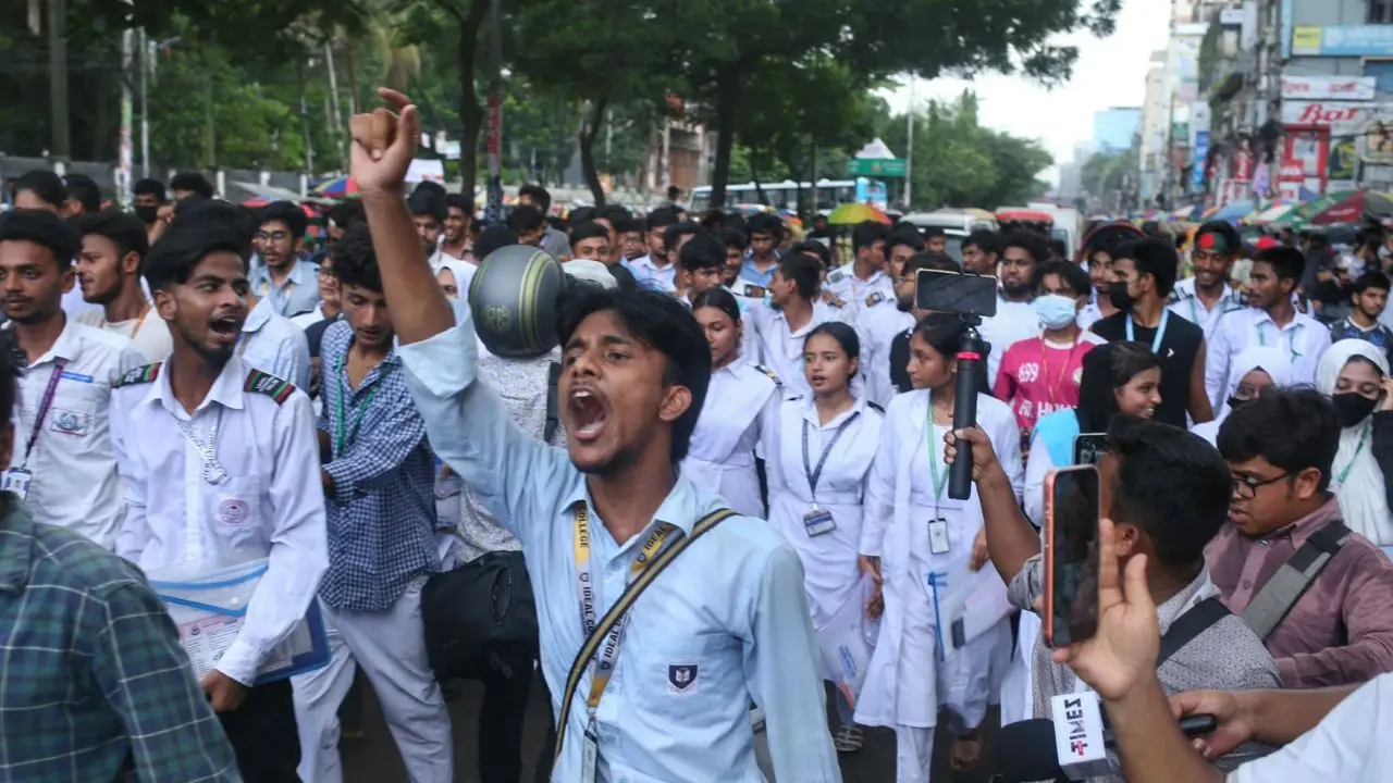 শিক্ষামন্ত্রীর পদত্যাগ দাবিতে আল্টিমেটাম, না হলে ফের ‘লংমার্চ’