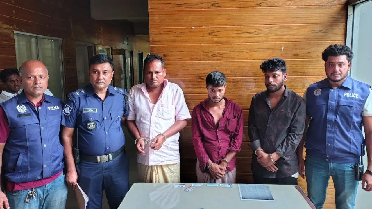 চট্টগ্রামে ডাকাতির ঘটনায় গ্রেপ্তার ৩ সদস্য, জব্দ মাইক্রোবাস