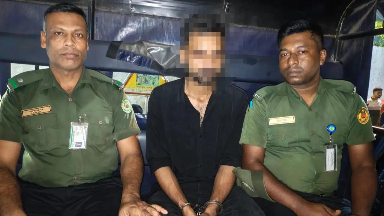 বিমানবন্দরে যাত্রীর মোবাইল ও টাকা ছিনতাই, আটক ১