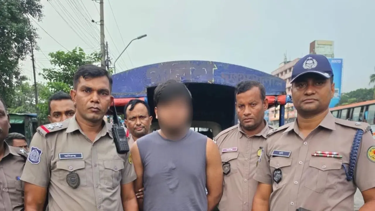 গাবতলীতে স্পোর্টস কারে মিলল বিদেশি পিস্তল, আটক ১
