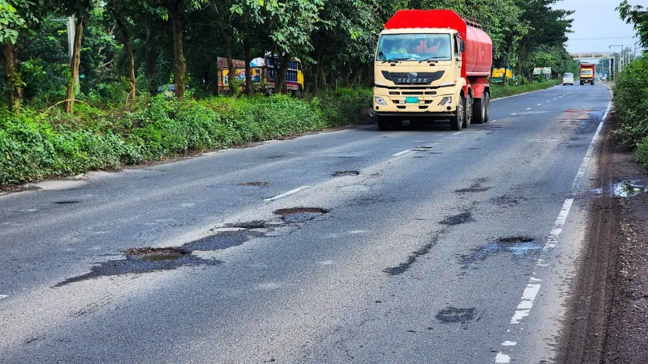 খানাখন্দে বিপর্যস্ত ঢাকা-চট্টগ্রাম মহাসড়ক, সাত মাসে প্রাণ গেল ৩৭ জনের