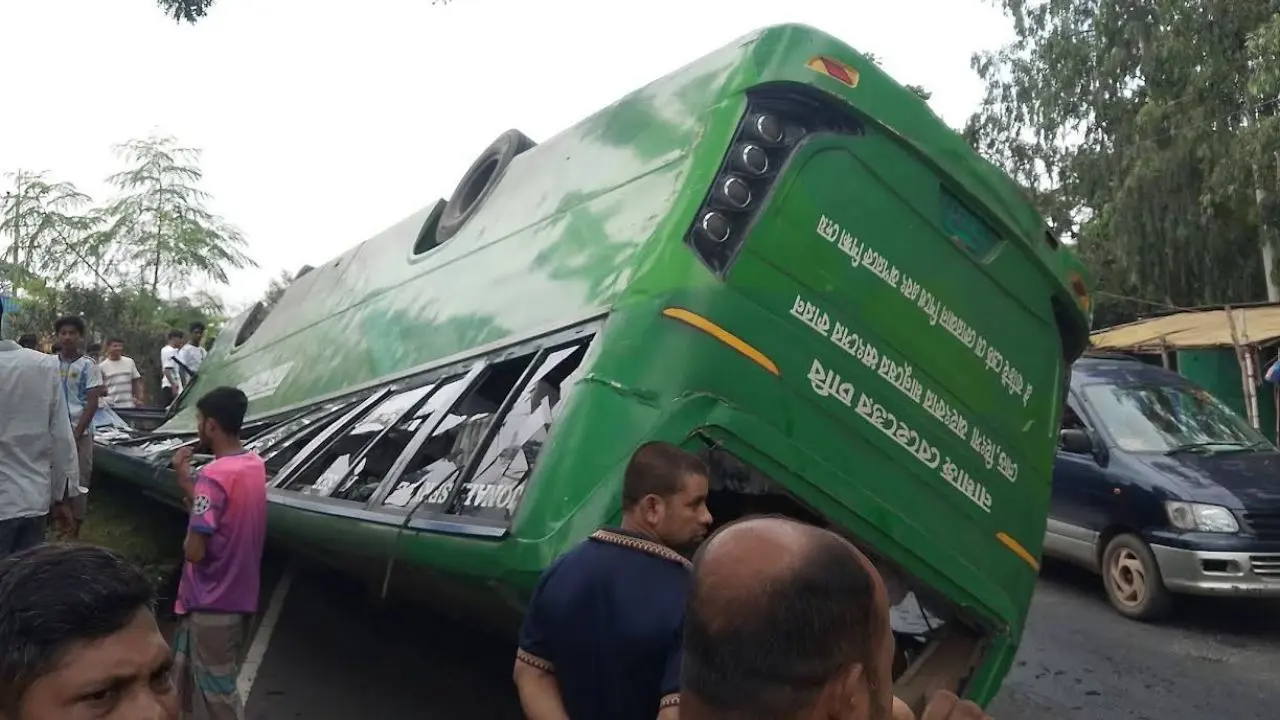 সীতাকুণ্ডে যাত্রীবাহী বাস উল্টে নিহত ১, আহত ৬