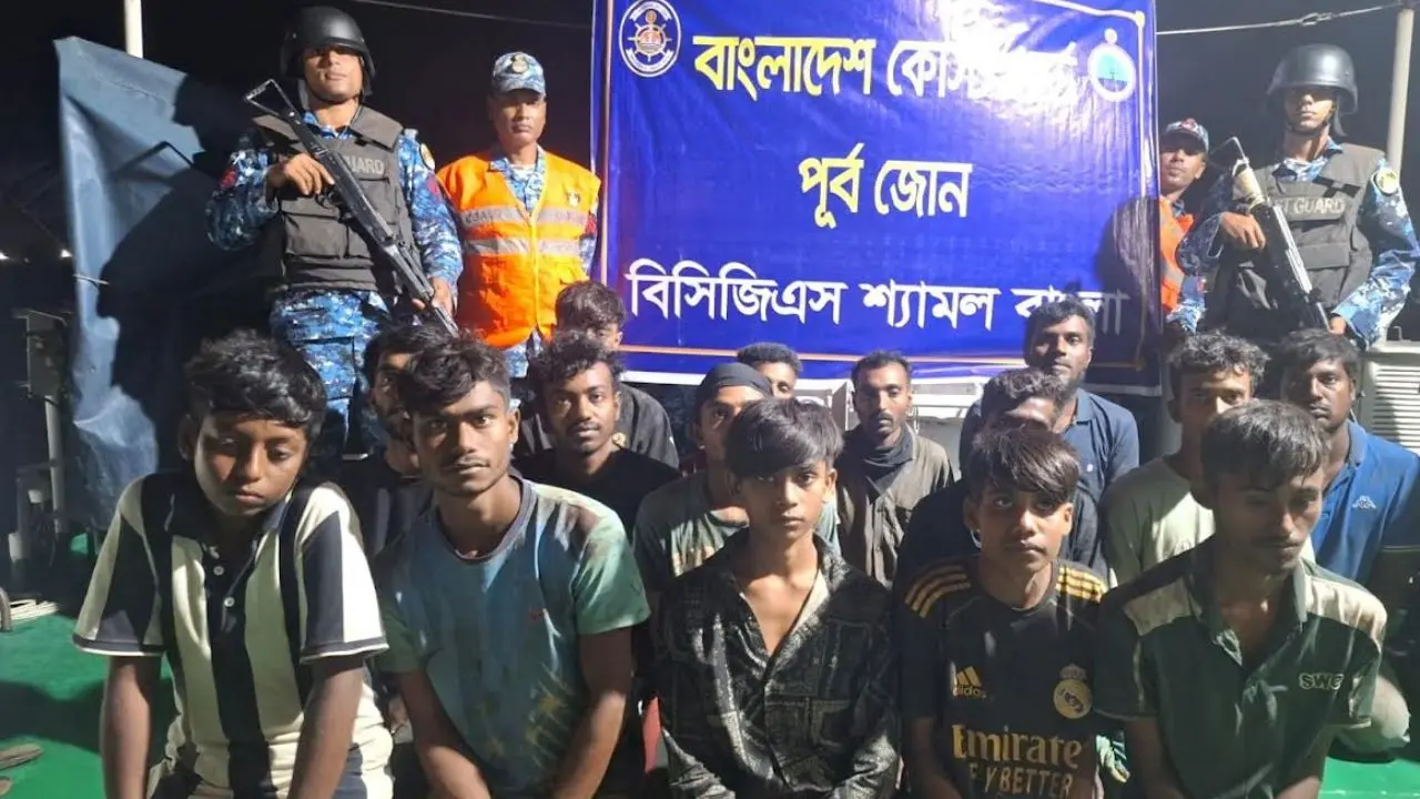 চট্টগ্রাম বন্দরের বহির্নোঙরে চোরাই মালামালসহ আটক ১৬
