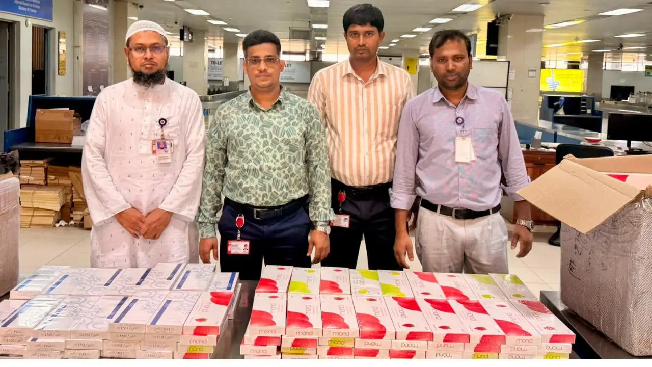 কর ফাঁকি দেওয়া দুবাইয়ের ৬৫ লাখ টাকার বিদেশি সিগারেট জব্দ