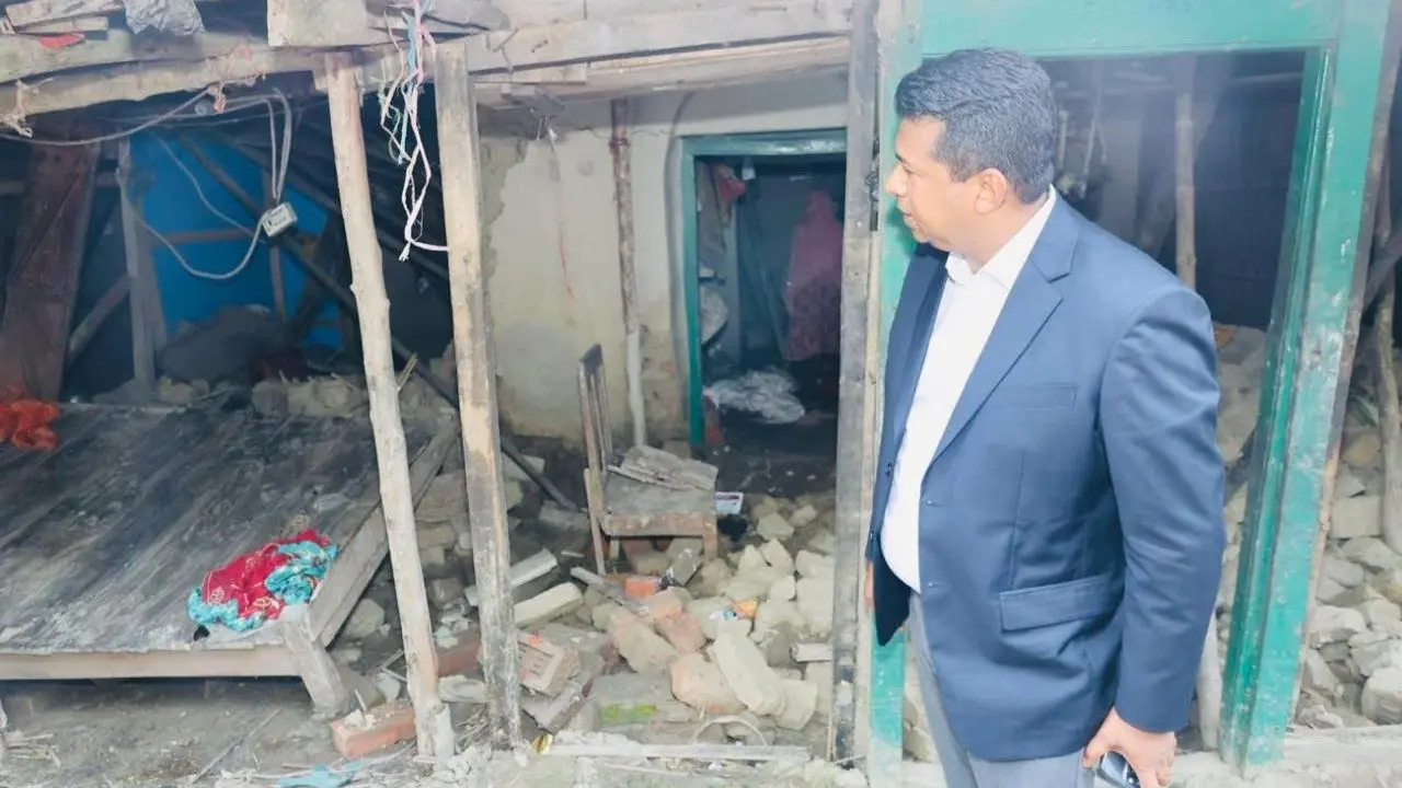বাঁশখালীতে বন্যাদুর্গতদের টেকসই পুনর্বাসনে বাড়ি বাড়ি ডিসি জাহিদ