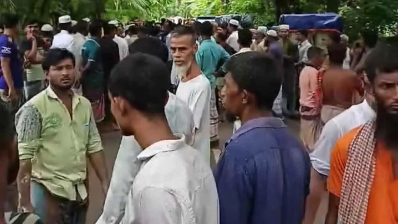 নছিমন চাপায় মাদরাসা শিক্ষার্থীর মৃত্যু, মরদেহ কাঁধে নিয়ে বিক্ষোভ