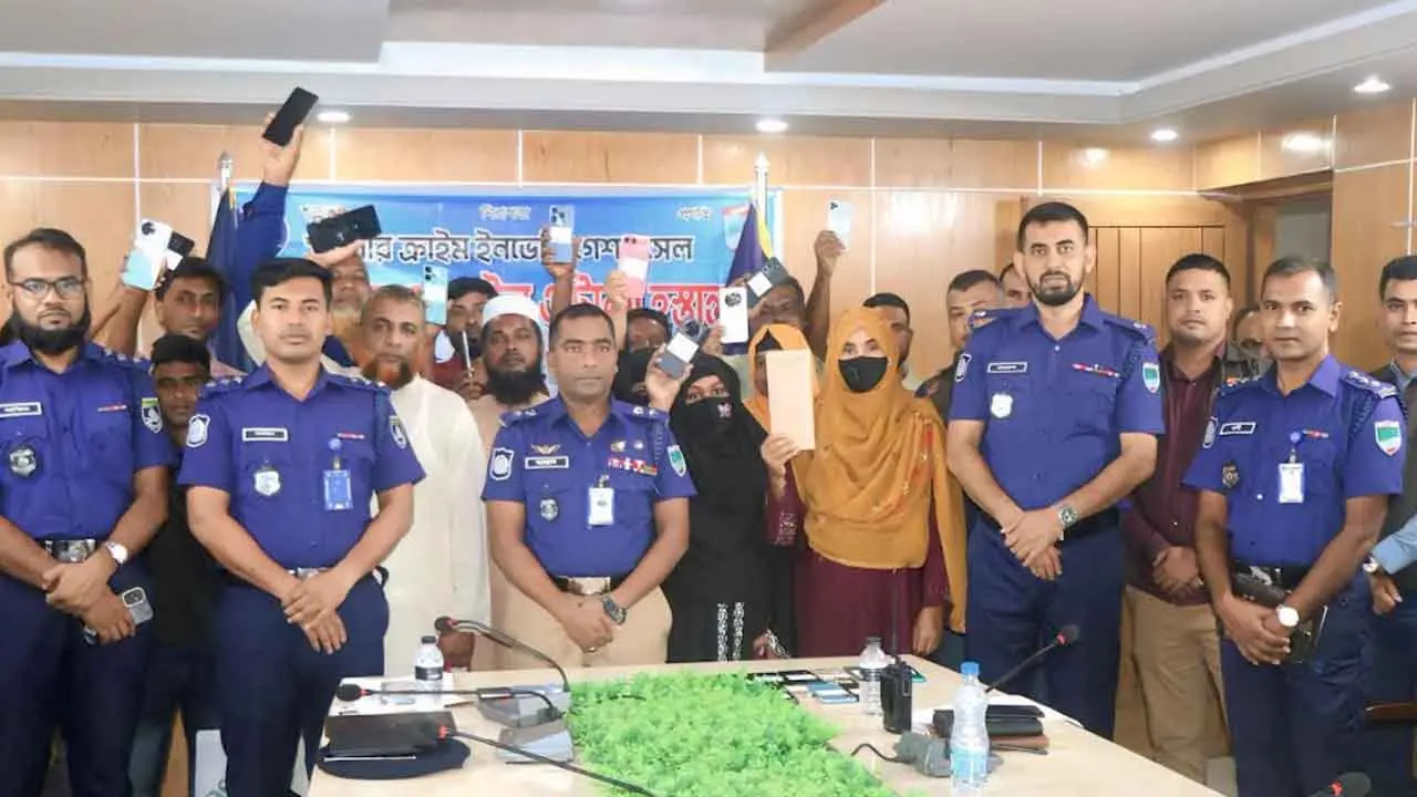 হারানো ৩৫ মোবাইল ও প্রতারণার ৫০ হাজার টাকা ফেরত দিল মাগুরা জেলা পুলিশ
