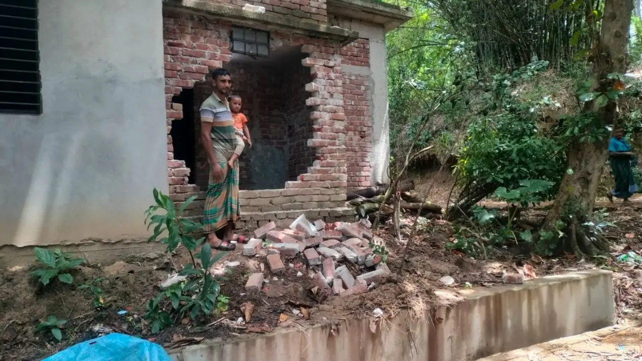 দেয়াঙ পাহাড়ে ফিরেছে বন্য হাতি : ভাঙছে বসতঘর, আতঙ্কে দুই উপজেলার মানুষ