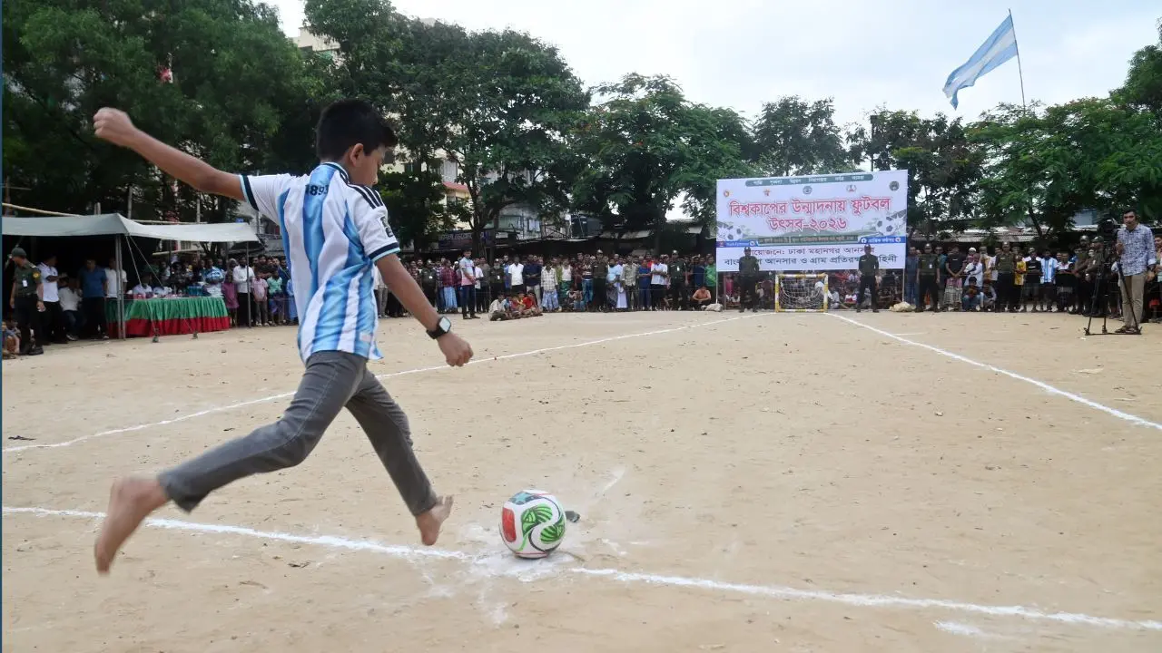 বিশ্বকাপের আনন্দ ছড়িয়ে দিতে কালশী বস্তিতে আনসারের ব্যতিক্রমী আয়োজন
