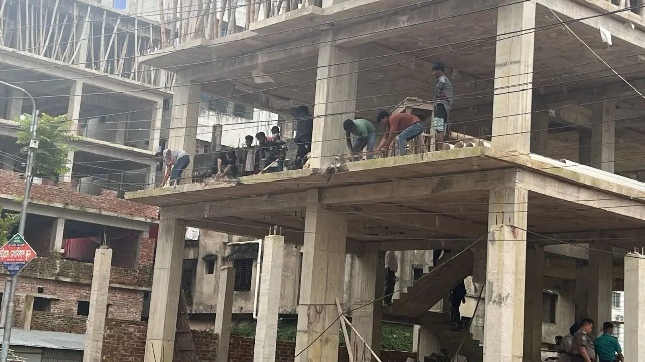 চউকের অভিযান : ভাঙা হলো ৬ ভবনের অবৈধ অংশ, জরিমানা