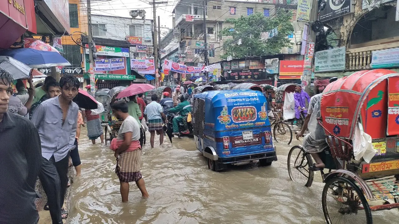 চট্টগ্রামে আবারও ভারী বৃষ্টি, সড়কে হাঁটুপানি