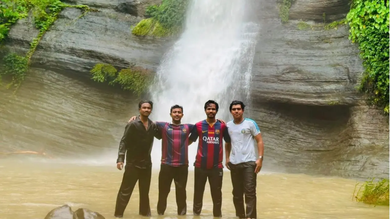 অতিবৃষ্টিতে সুপ্তধারা ঝরনায় আটকে ৪ শিক্ষার্থী, ৯৯৯-এ ফোনে উদ্ধার