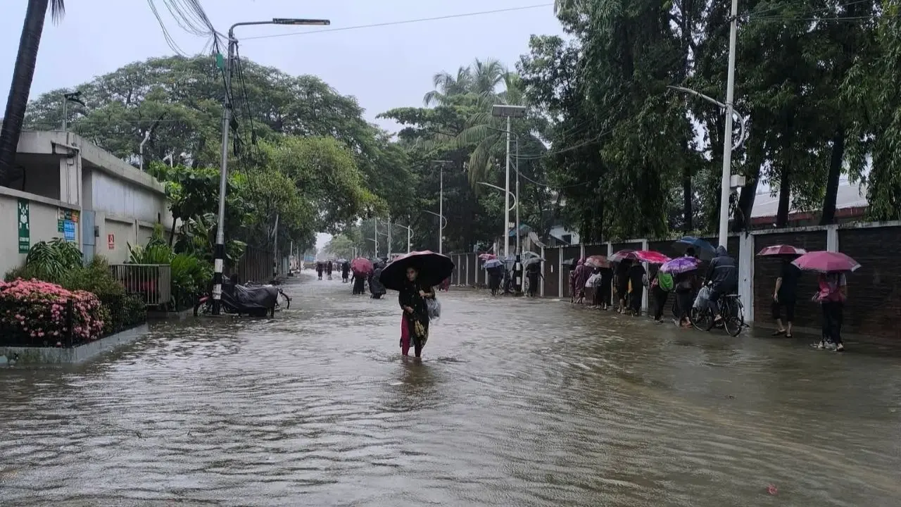 টানা বৃষ্টিতে চট্টগ্রাম নগরজুড়ে জলাবদ্ধতা, বাসাবাড়িতে পানি