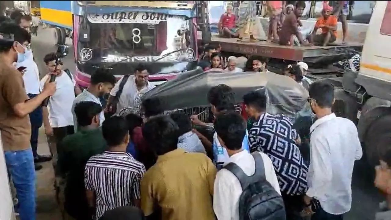 চট্টগ্রামে সড়ক অবরোধের মধ্যে বাস-সিএনজি সংঘর্ষ, আহত ৩