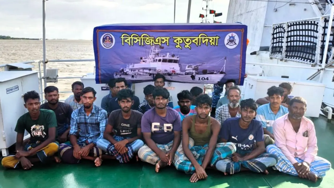 গভীর সমুদ্রে ইঞ্জিন বিকল, ১৯ জেলেকে জীবিত উদ্ধার করল কোস্টগার্ড