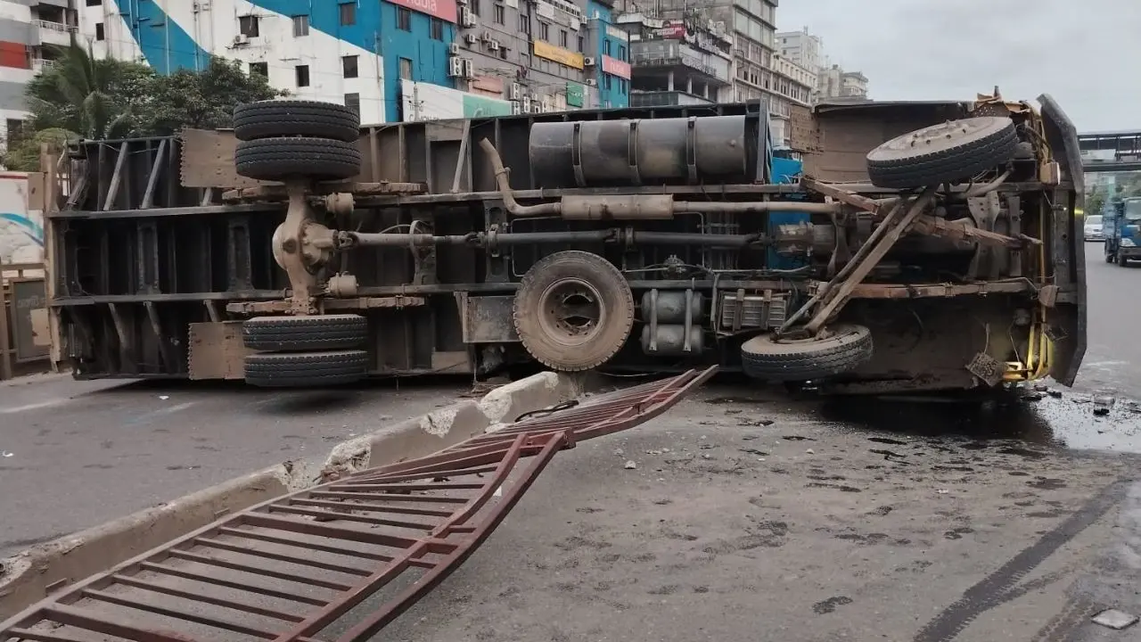 উত্তরায় মধ্যরাতে উল্টেছে কাভার্ড ভ্যান, সরানো যায়নি দুপুরেও