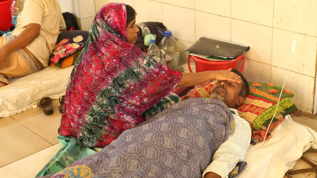 বিছানা থেকে মেঝে—ডেঙ্গু রোগীদের ছায়া হয়ে পাশে স্বজনরা