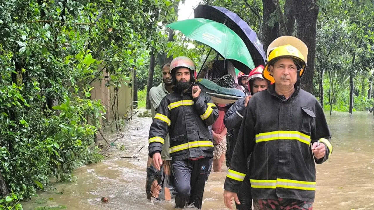 চট্টগ্রামে বুকসমান পানি পেরিয়ে প্রসূতিকে উদ্ধার করল ফায়ার সার্ভিস