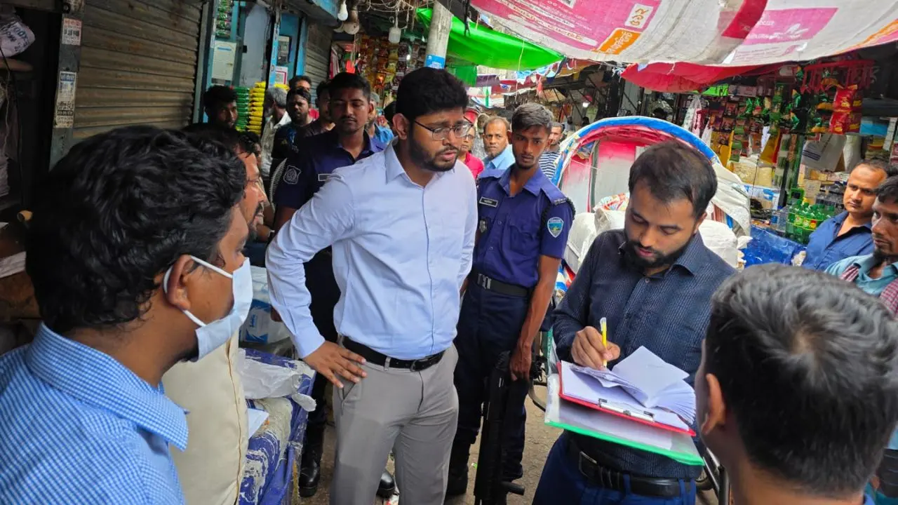 ফেনীতে ৩৩০ কেজি নিষিদ্ধ পলিথিন জব্দ, ৪ ব্যবসায়ীকে জরিমানা