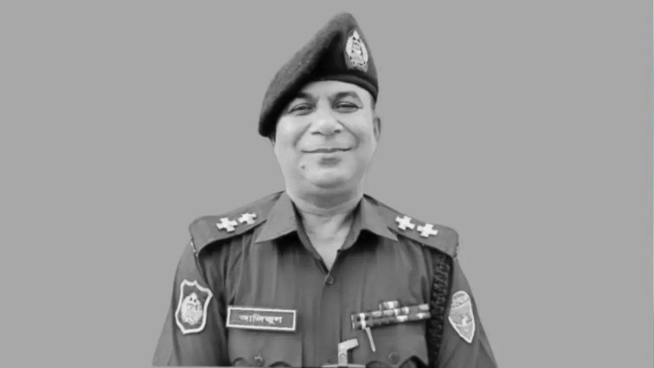 সহকর্মীদের ডাকেও সাড়া নেই, শয়নকক্ষ থেকে এসআই আজিজুলের মরদেহ উদ্ধার