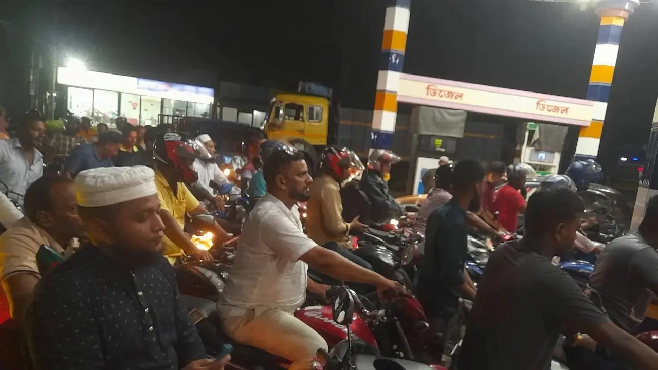 গুজবে ঠাকুরগাঁওয়ের তেলের পাম্পে ভিড়, প্রশাসন বলছে সংকট নেই