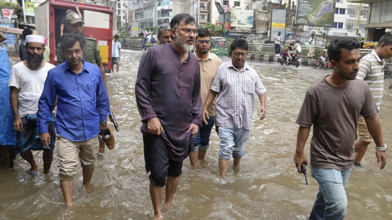 জলাবদ্ধতা নিরসনে পরিচ্ছন্নতাকর্মীদের দ্রুত ব্যবস্থা নেওয়ার নির্দেশ