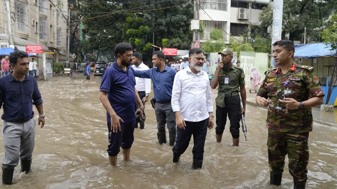 জলাবদ্ধতা নিরসনে পরিচ্ছন্নতাকর্মীদের দ্রুত ব্যবস্থা নেওয়ার নির্দেশ