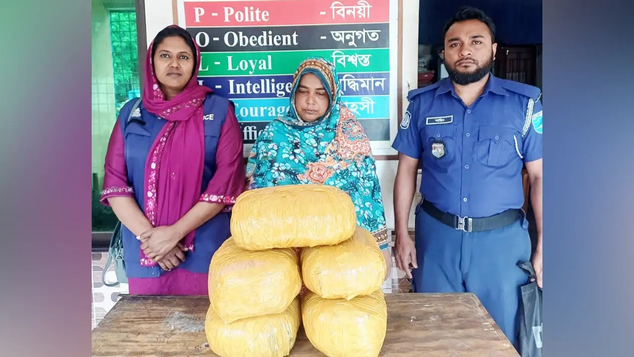 প্লাস্টিকের বস্তায় ৩ লাখ টাকার গাঁজা নিয়ে যাচ্ছিলেন নারী