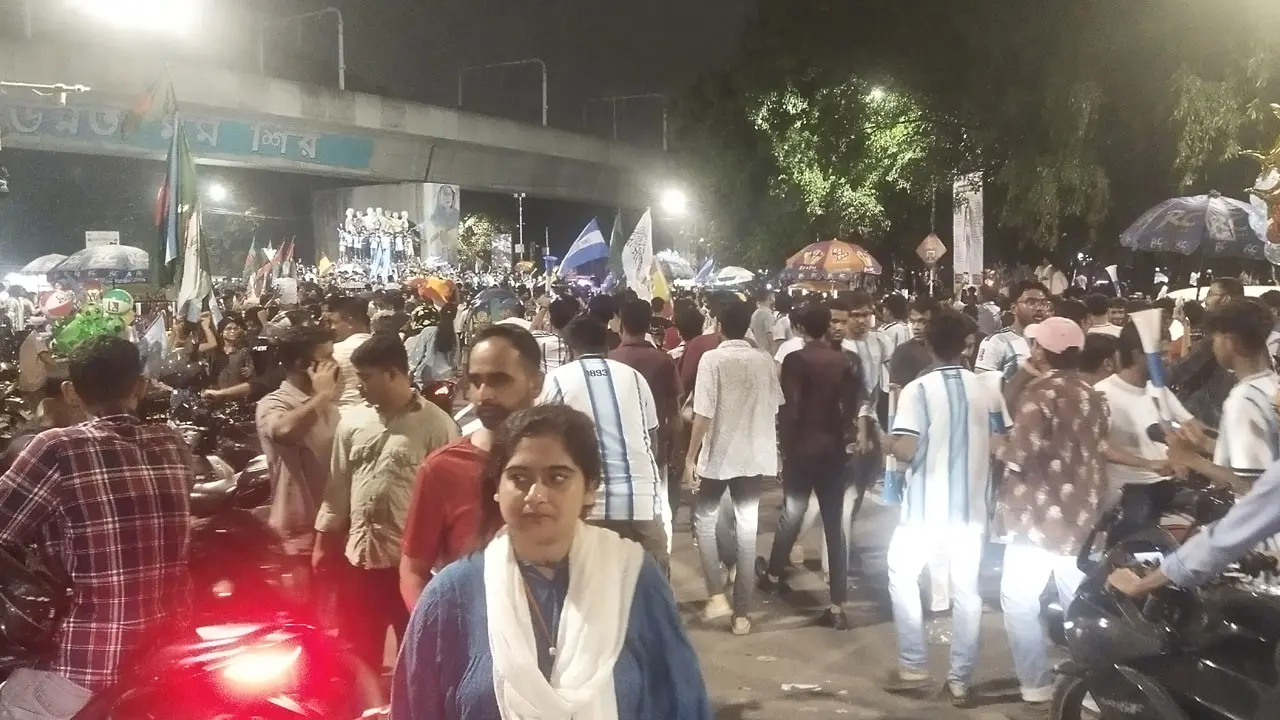 ঢাবি প্রশাসনের নিষেধাজ্ঞা উপেক্ষা করে টিএসসিতে ফুটবলপ্রেমীদের ঢল