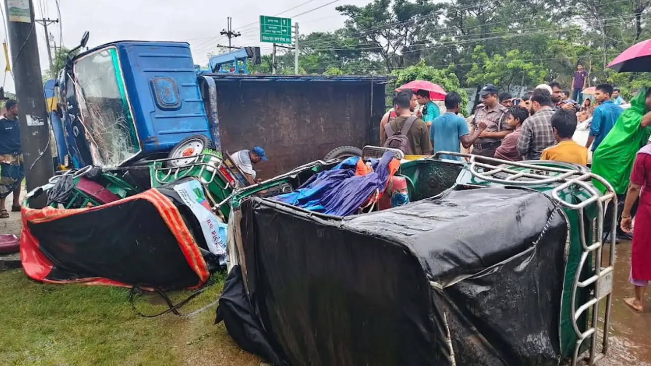 খুলনায় ট্রাক-ইজিবাইক সংঘর্ষে নিহত ২