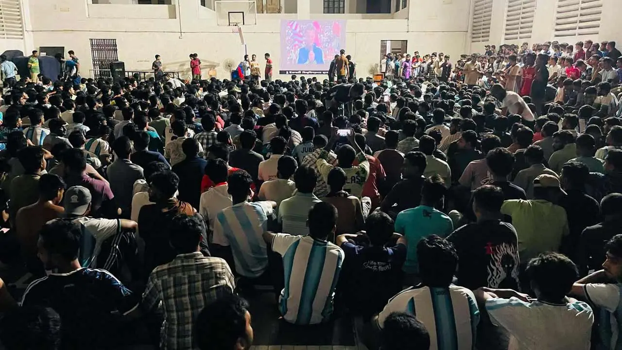 বিশ্বকাপের ফাইনাল দেখতে ইবির জিমনেসিয়ামে শিক্ষার্থীদের ঢল