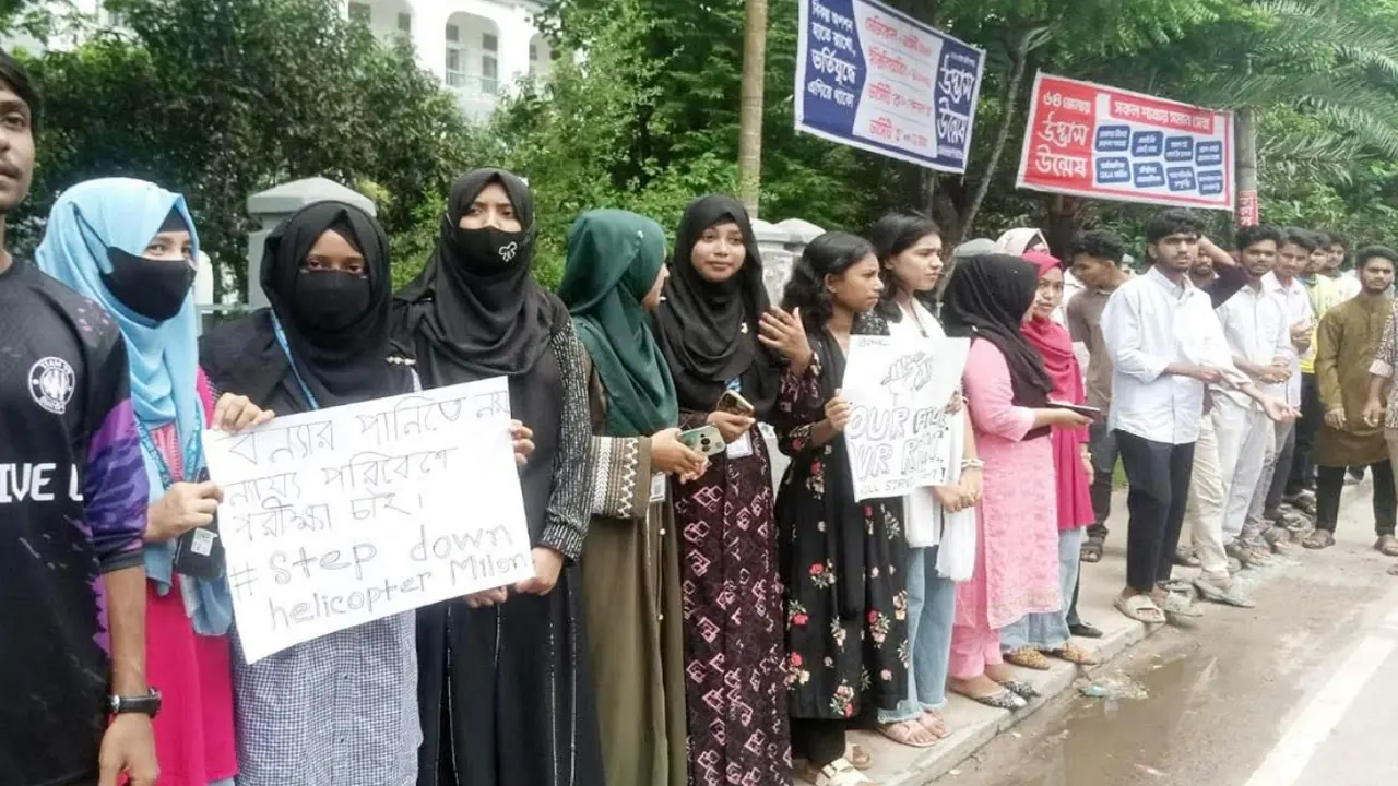 শিক্ষামন্ত্রীর পদত্যাগের দাবিতে যশোরে এইচএসসি পরীক্ষার্থীদের বিক্ষোভ
