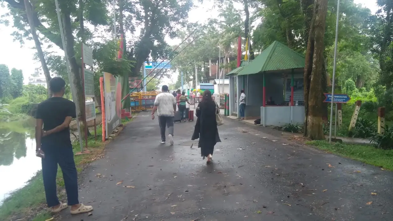 দুই বছর পর আখাউড়া দিয়ে ভ্রমণ ভিসায় ভারতে যাত্রা শুরু